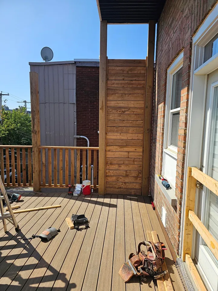 photo durant la construction balcon en bois exterieur par i9 construction  dans la ville de quebec.